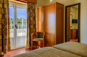 Standard Twin Room | In-room safe, desk, blackout drapes, soundproofing