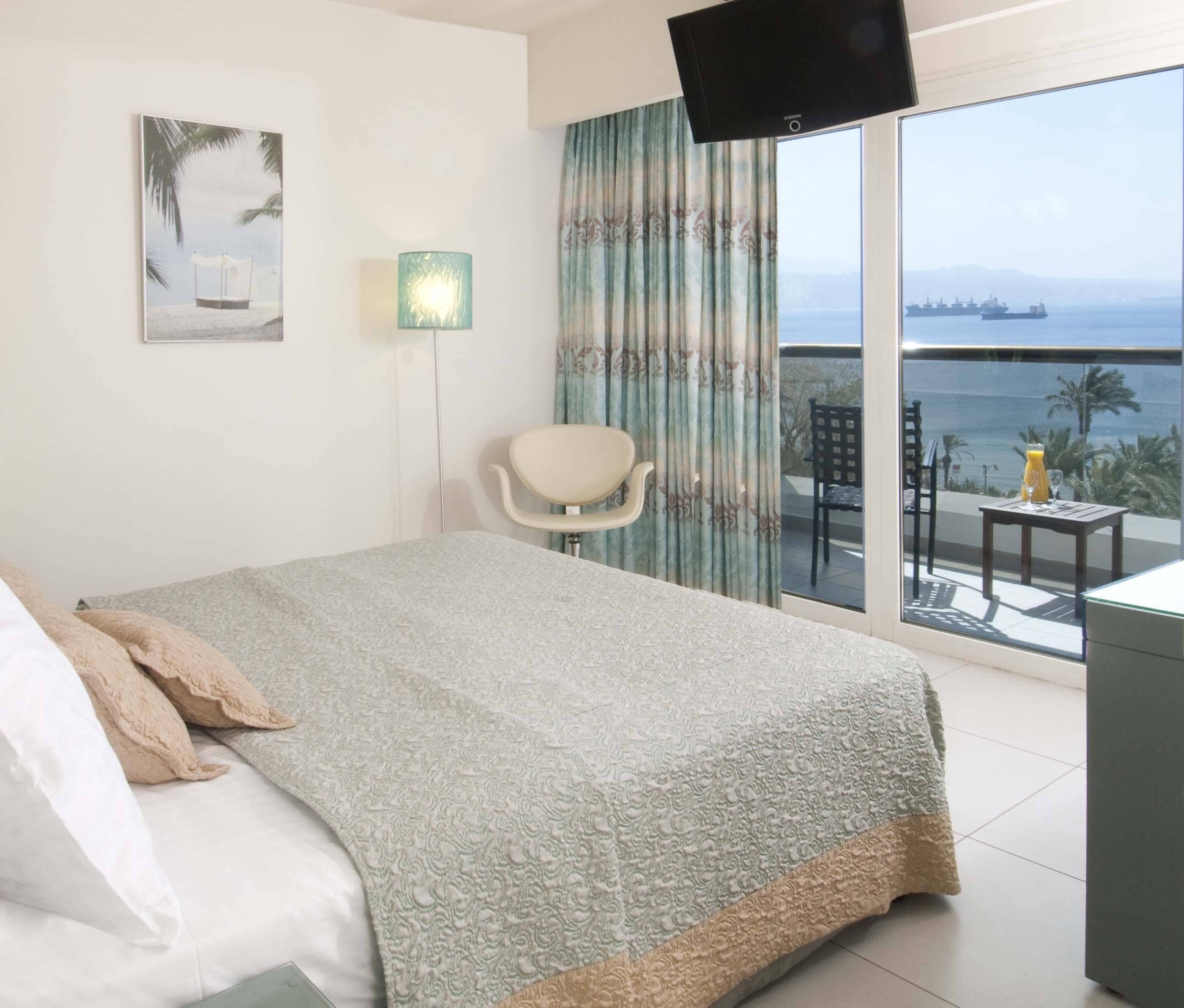 มินิบาร์, ตู้นิรภัยในห้องพัก, เตารีด/โต๊ะรีดผ้า, Wi-Fi ฟรี