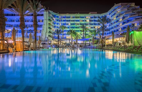 Una piscina al aire libre. Neptune Eilat By Dan Hotels