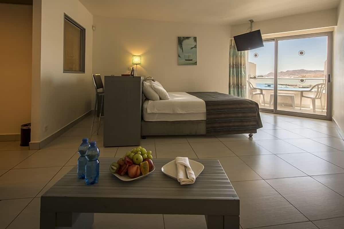 family room | minibar, in-room safe, iron/ironing board, free wifi