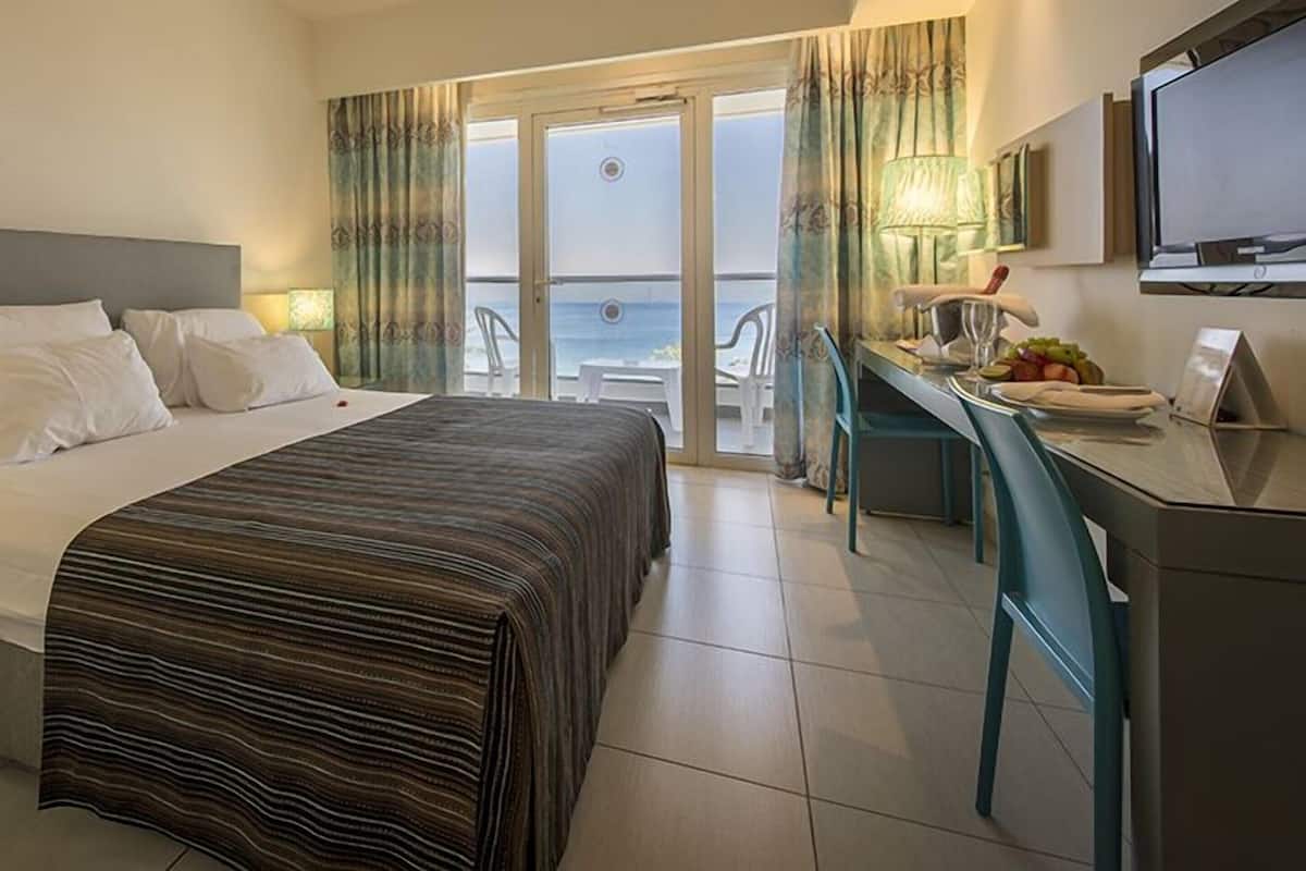 Minibar, in-room safe, iron/ironing board, free WiFi