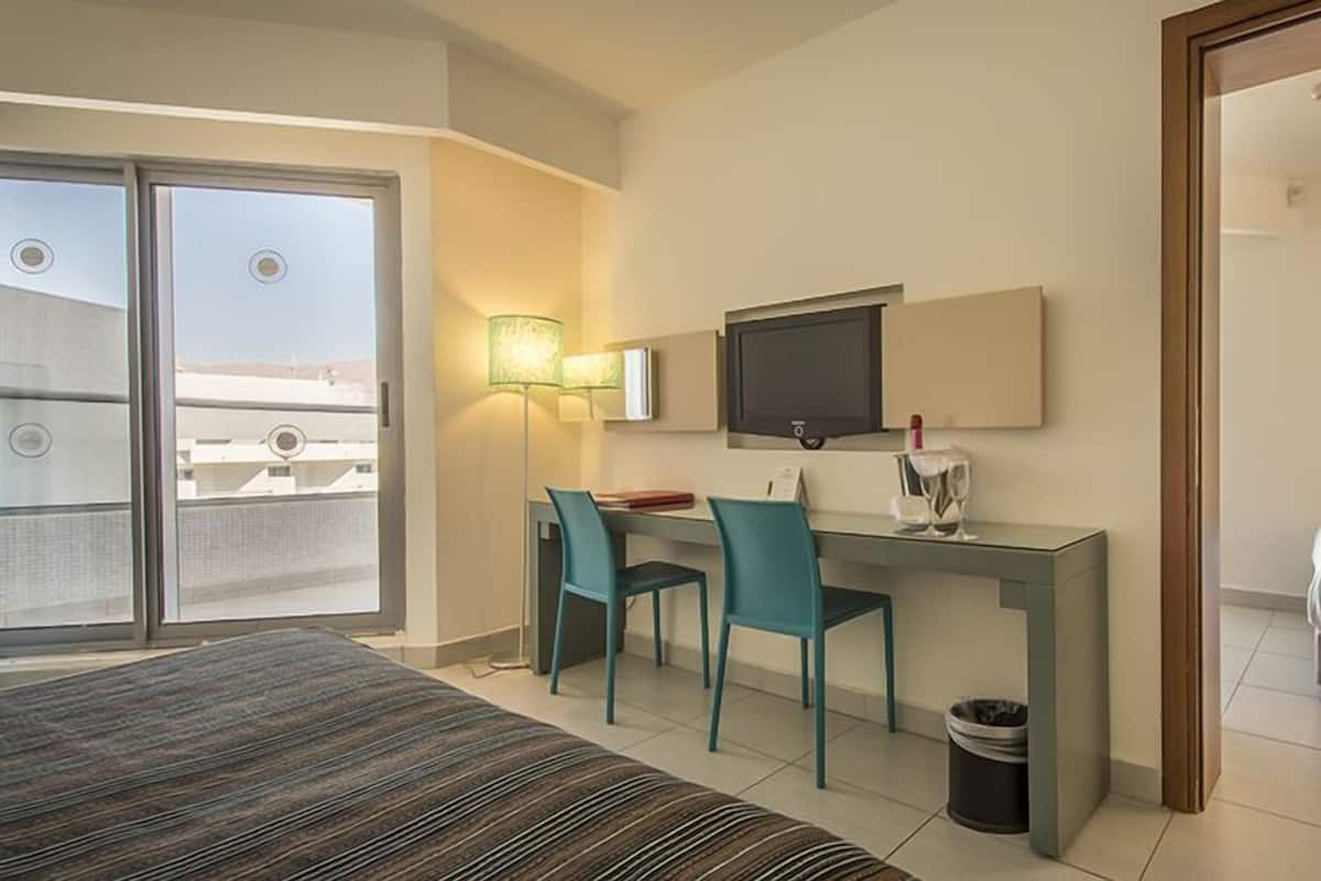 Minibar y caja de seguridad en la habitación