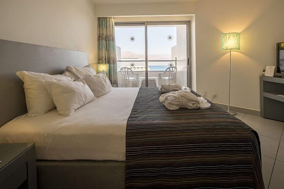 superior room | living room | 32-inch lcd tv with cable channels, tv