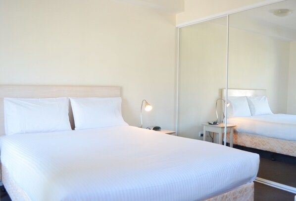 Caja de seguridad en la habitación y escritorio 