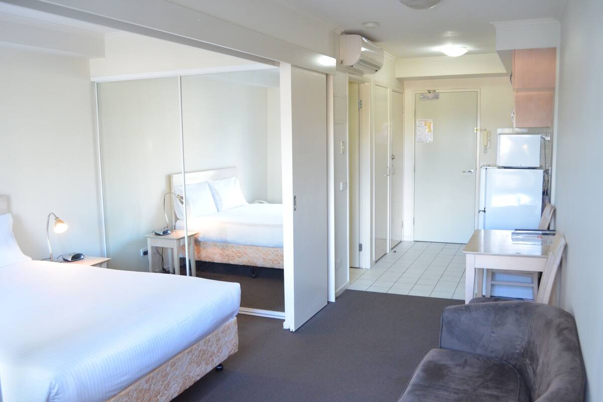 Standard-Apartment, 1 Schlafzimmer | Zimmersafe, Schreibtisch, laptopgeeigneter Arbeitsplatz