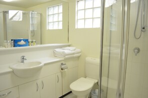 Een douche, gratis toiletartikelen, een haardroger, handdoeken