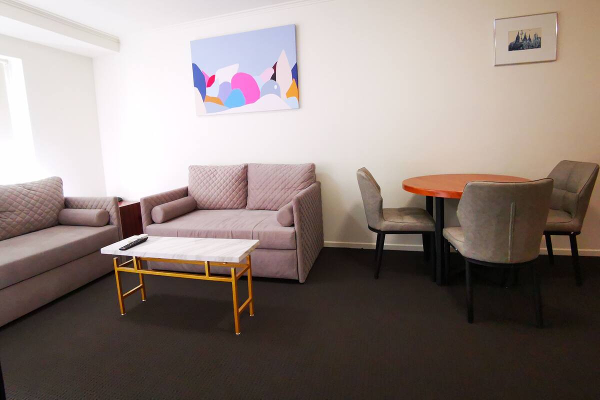 Superior-Apartment, 2 Schlafzimmer | Wohnbereich | Fernseher