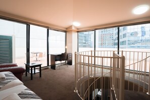 1 habitación, muebles diferentes y escritorio 