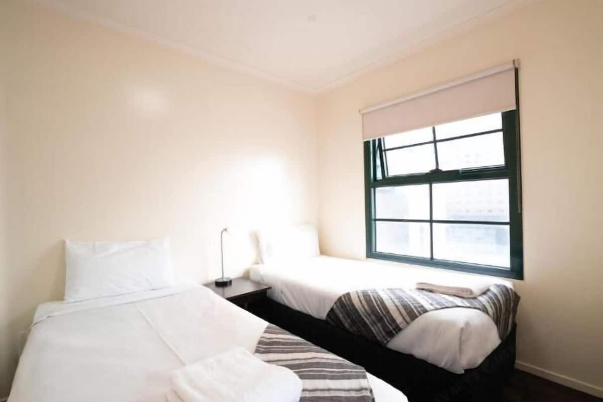 1 habitación, muebles diferentes y escritorio