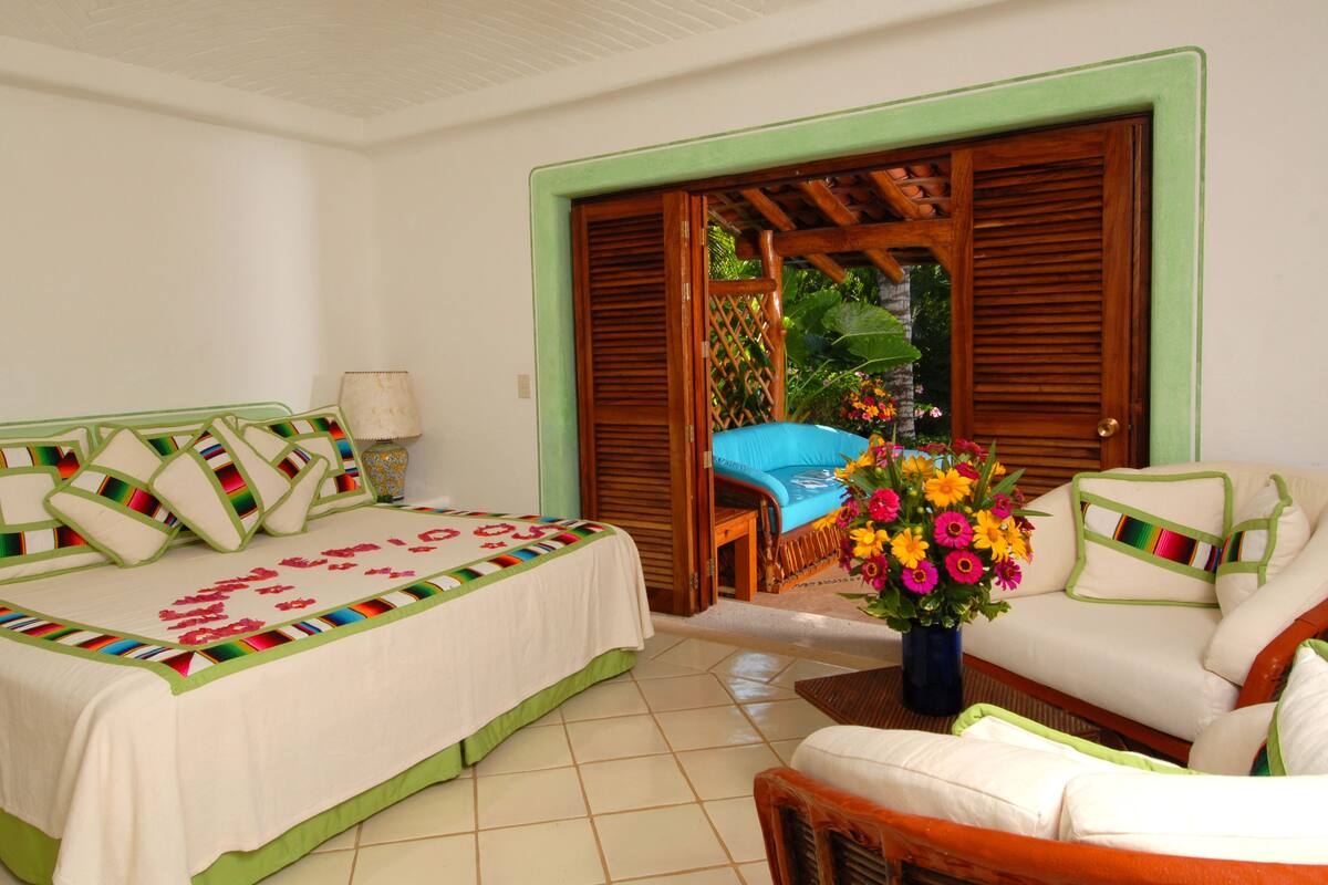 Minibar, in-room safe, alarm clocks