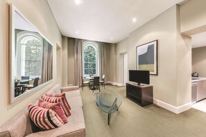 高档床上用品、迷你吧、客房内保险箱、办公桌