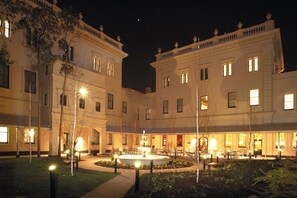 Courtyard - Adina Apartment Hotel Adelaide Treasury (Adelaide)