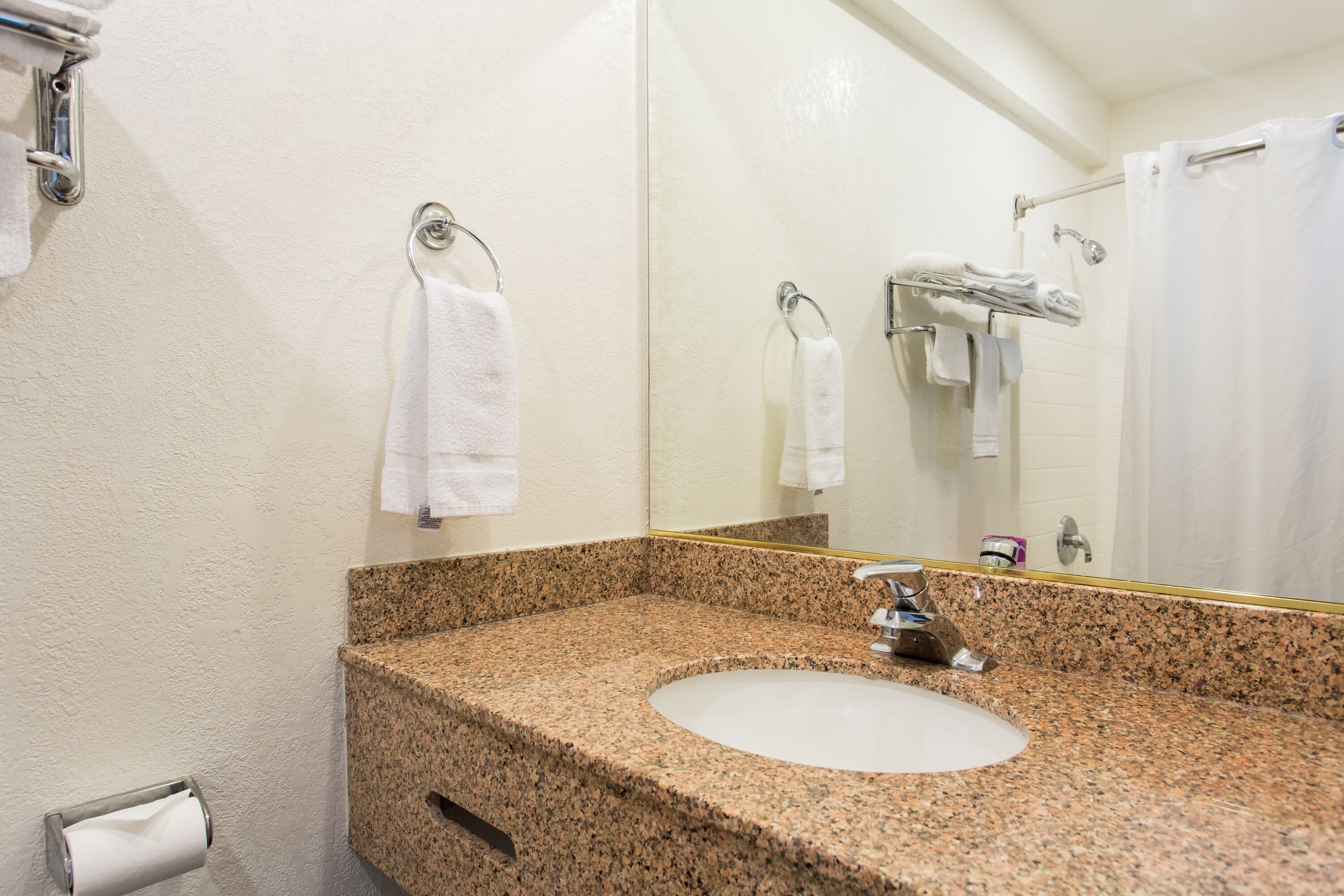 Suihku, hiustenkuivaaja, pyyhkeet