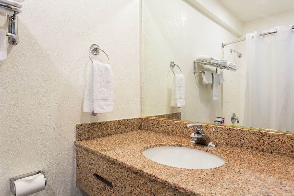 Suihku, hiustenkuivaaja, pyyhkeet