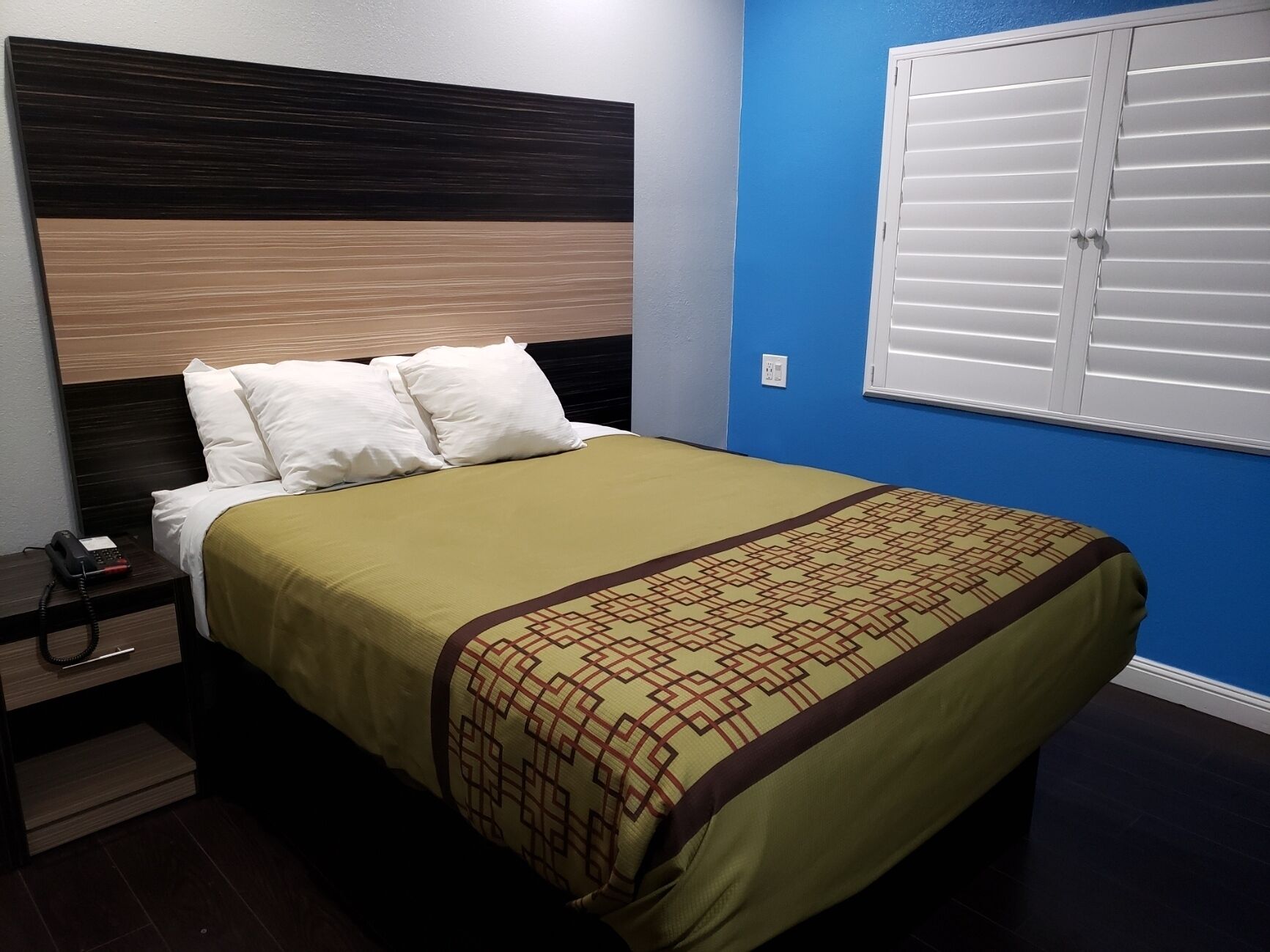 Työpöytä, äänieristys, silitysrauta/-lauta, ilmainen Wi-Fi