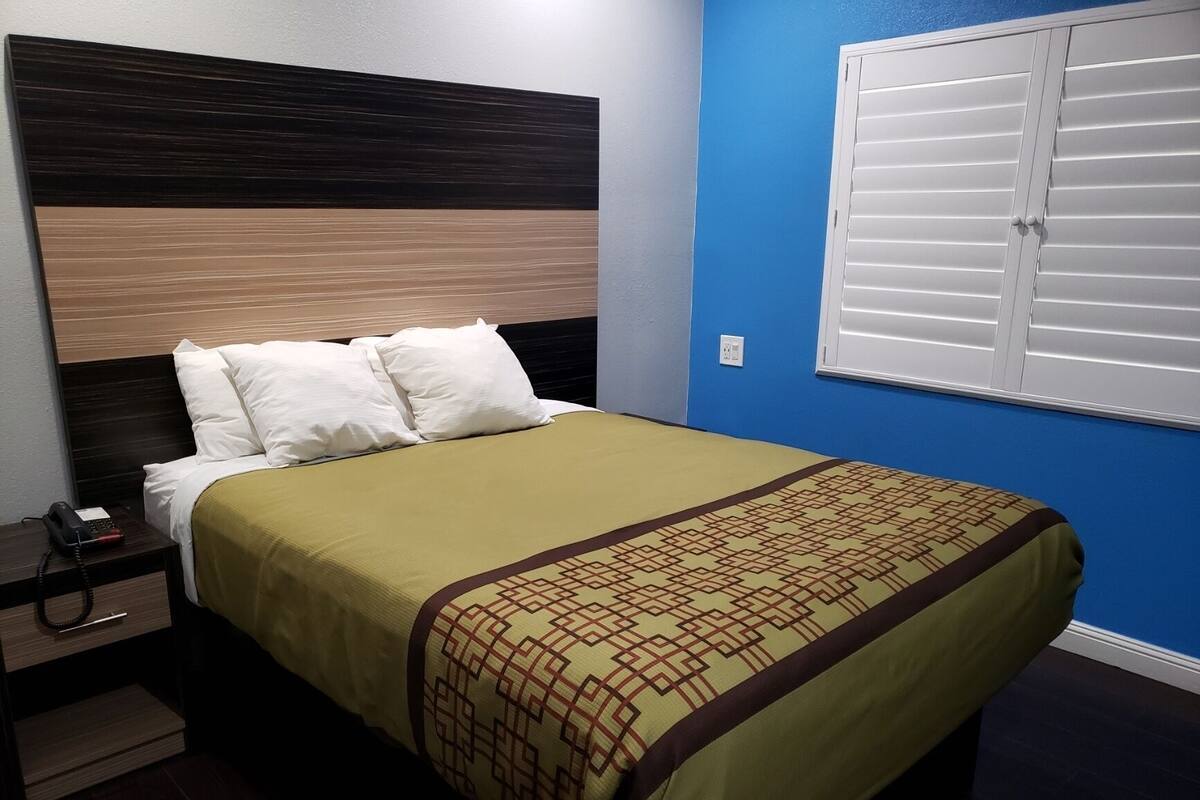 Työpöytä, äänieristys, silitysrauta/-lauta, ilmainen Wi-Fi