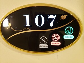 Escritorio, insonorización, tabla de planchar con plancha y wifi gratis 