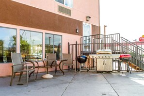 Property grounds - Rodeway Inn & Suites Hayward - Oakland South (Hayward)