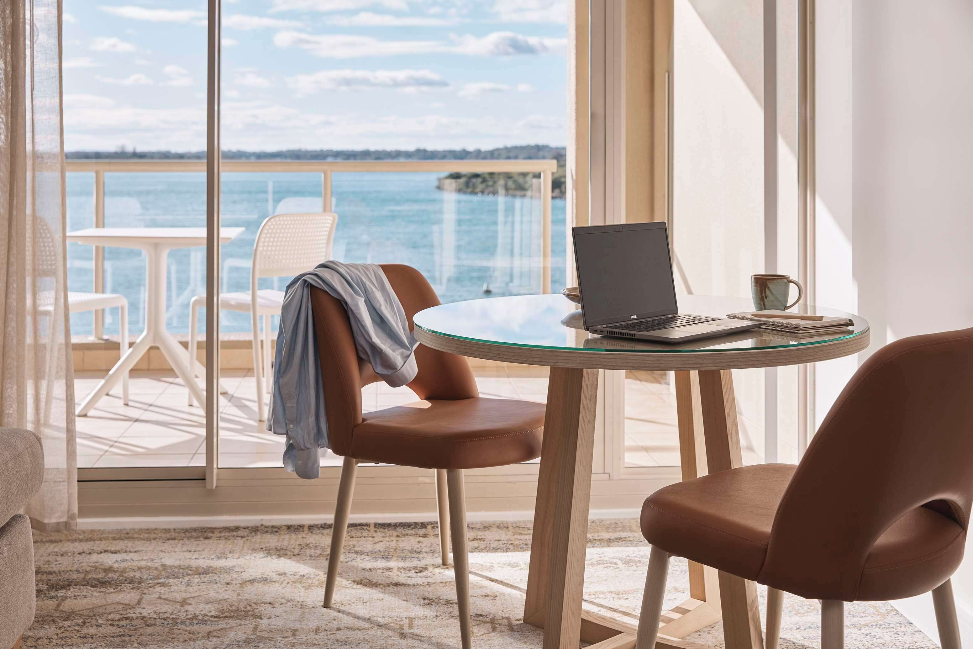 Minibar, värdeförvaringsskåp på rummet och skrivbord