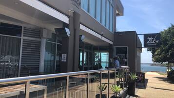 Petit déjeuner, déjeuner et dßner servis sur place