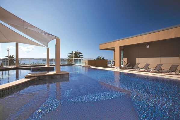 Outdoor pool, sun loungers - Rydges Port Macquarie (Port Macquarie)