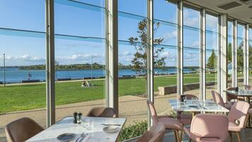 Frokost, lunsj og middag serveres