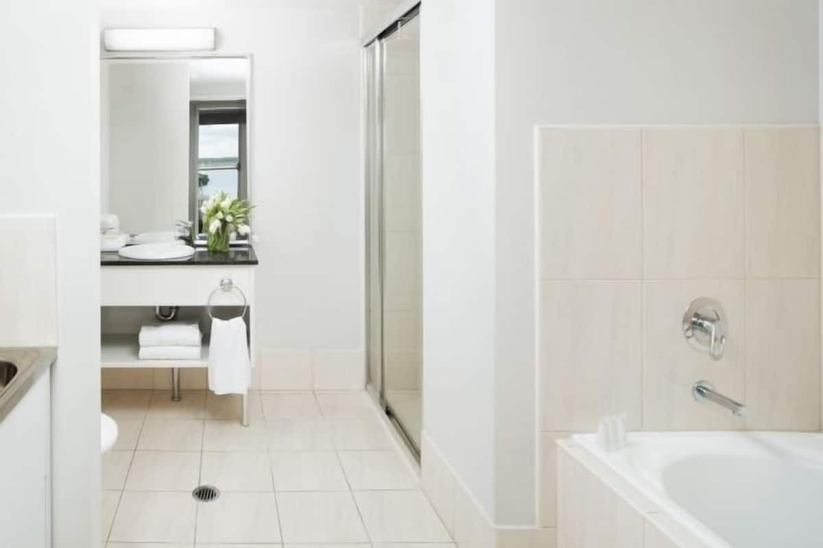 Bathroom | Combined shower/tub, free toiletries, hair dryer, towels