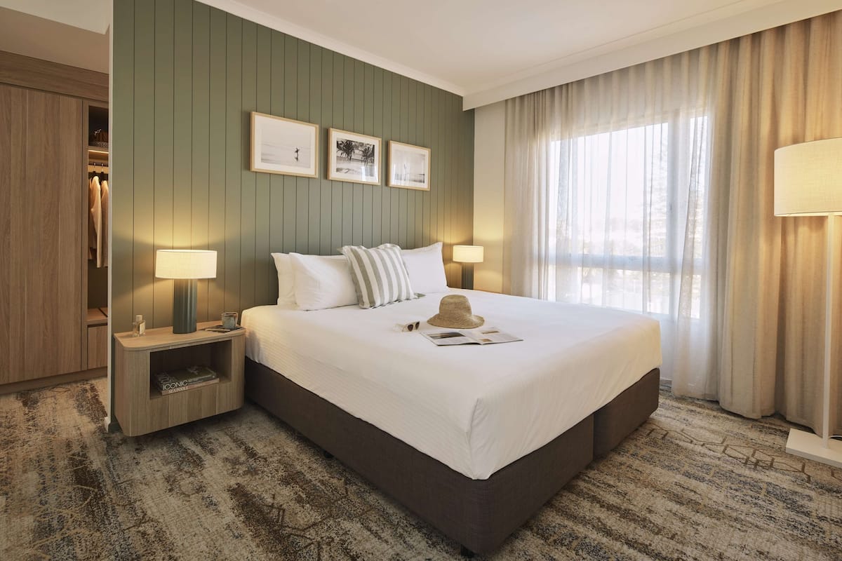 Junior Suite | Minibar, in-room safe, desk, blackout drapes