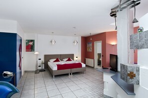 Comfort Double Room | Living area | 28-inch flat-screen TV with cable channels, TV - Kastens Hotel (Düsseldorf)