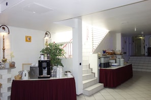 Buffet déjeuner gratuit tous les jours