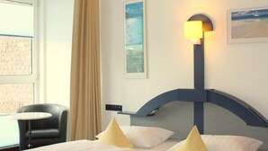 Premium bedding, down comforters, pillowtop beds, minibar - Kastens Hotel (Düsseldorf)