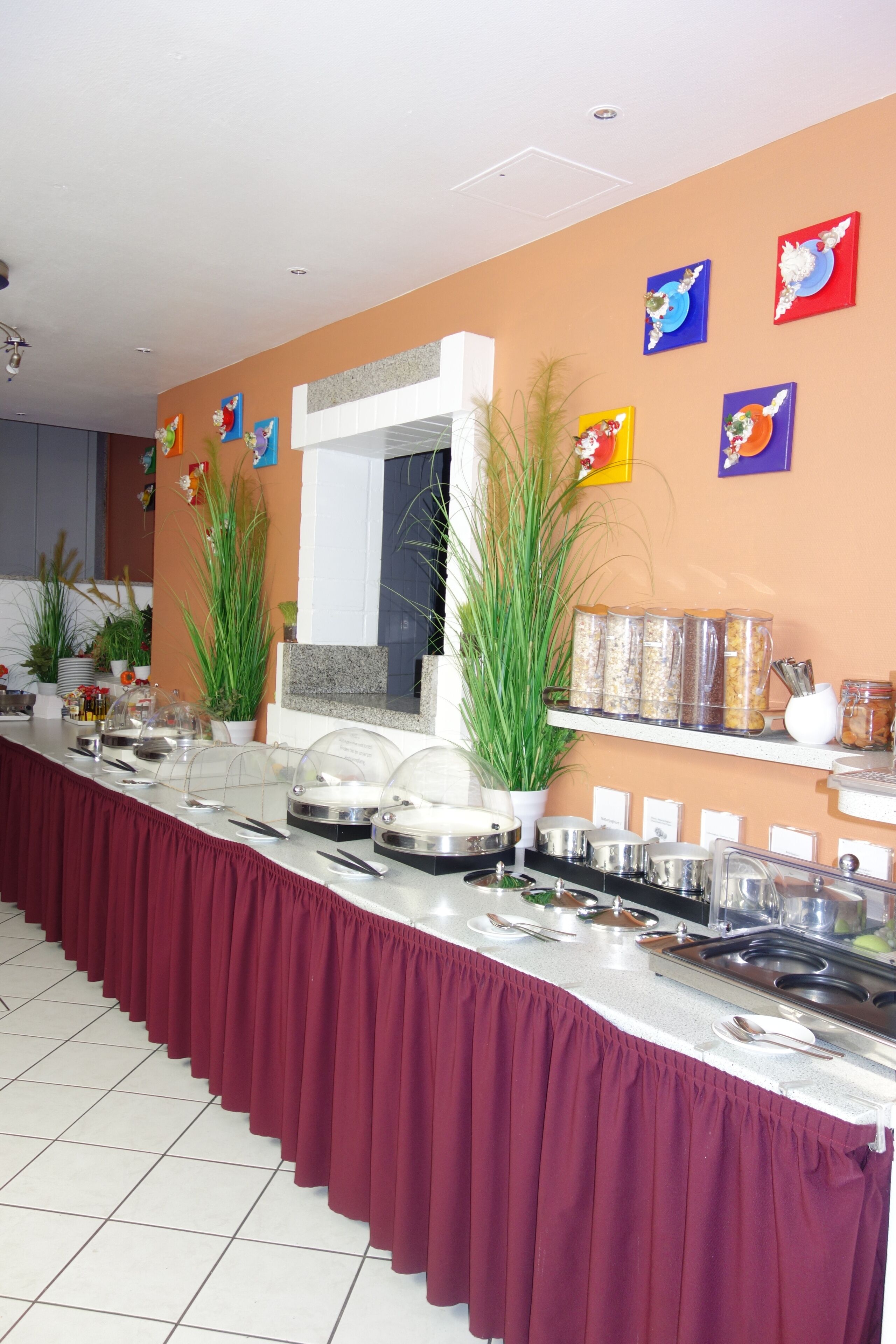 بوفيه فطور مجانًا يوميًا