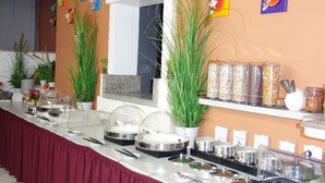 Free daily buffet breakfast - Kastens Hotel (Düsseldorf)