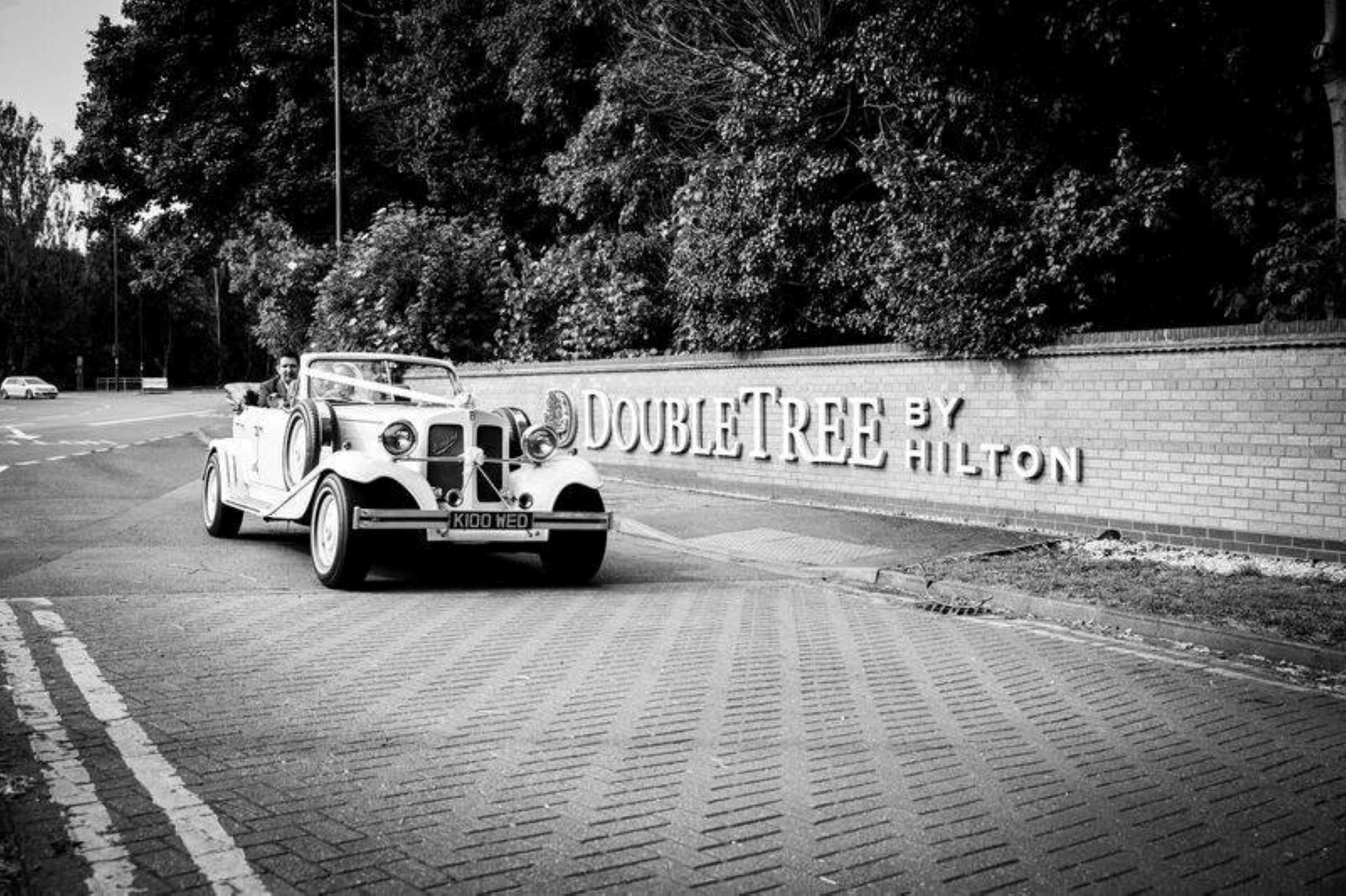 Ein Oldtimer vor einem Hotel namens „DOUBLE TREE BY HILTON“.