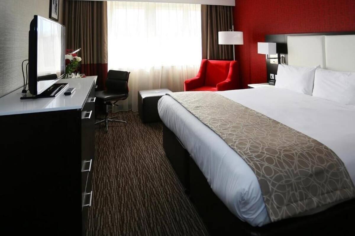 Hypo-allergenic bedding, in-room safe, desk, laptop workspace