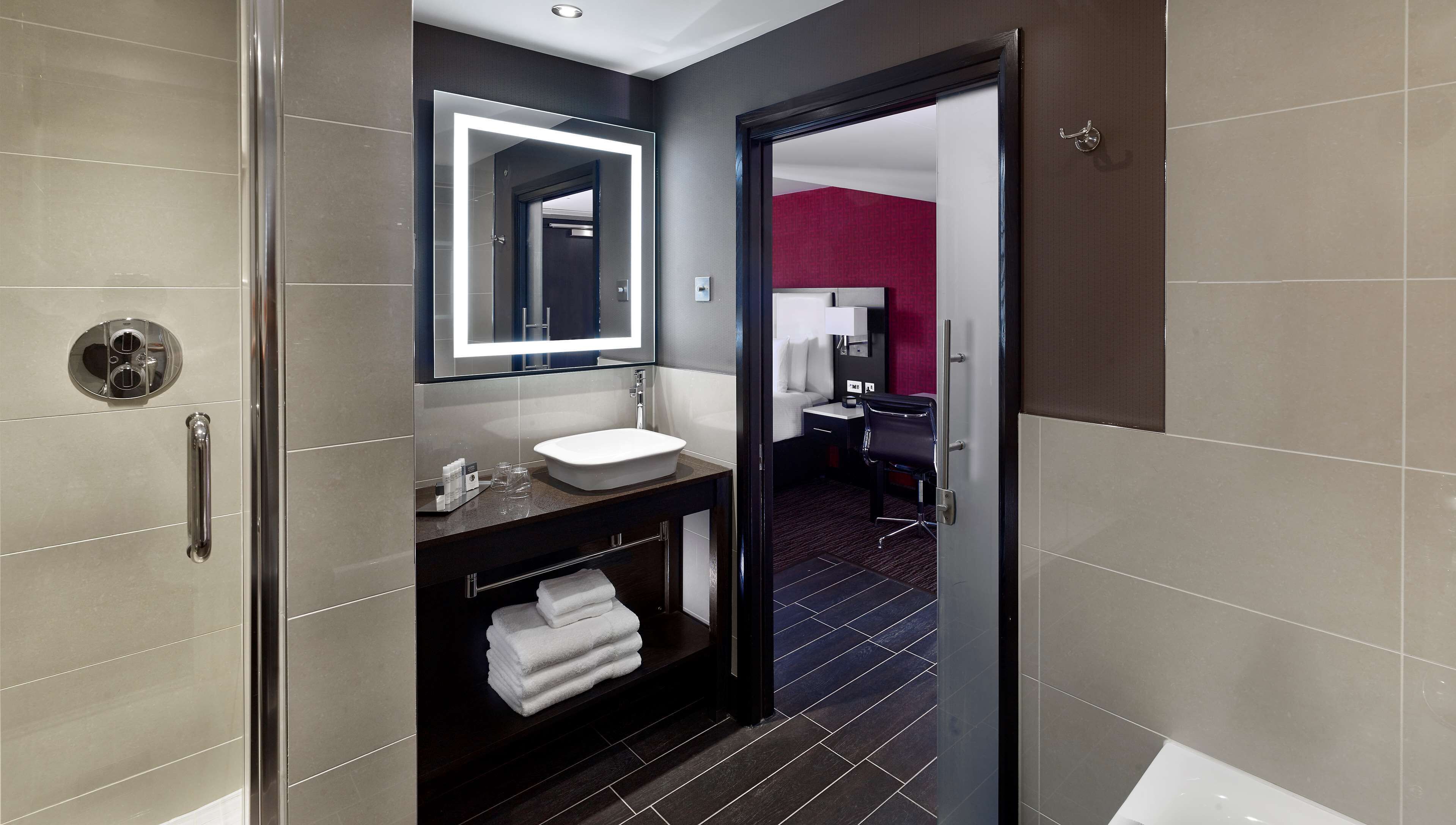 Deluxe Room, 1 King Bed, Non Smoking | Hypo-allergenic bedding available, in-room safe, desk, laptop workspace