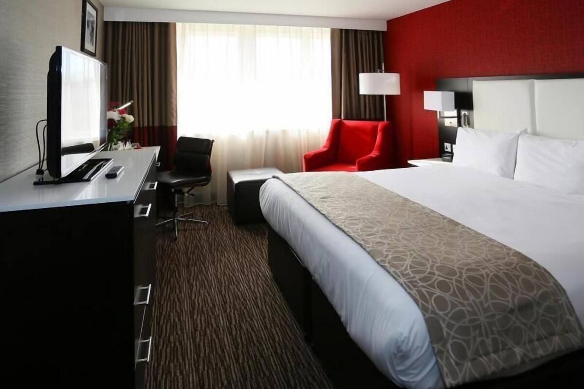 Hypo-allergenic bedding, in-room safe, desk, laptop workspace