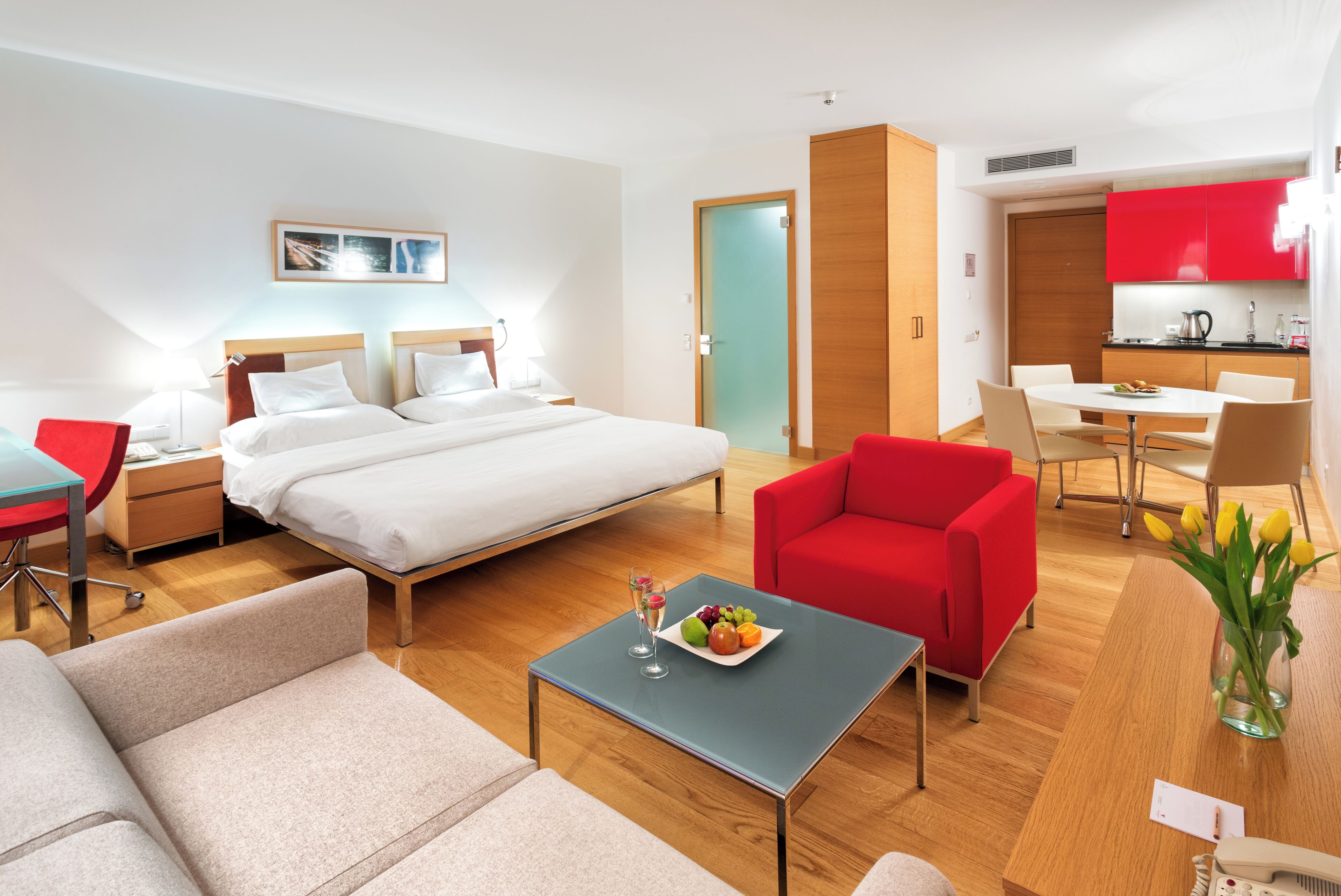 Studio – deluxe | Allergitestet sengetøy, minibar, safe på rommet og skrivebord