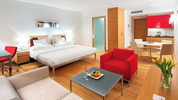 Deluxe Studio | Hypo-allergenic bedding, in-room safe, desk, laptop workspace