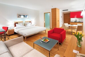 Studio – deluxe | Allergitestet sengetøy, safe på rommet og skrivebord