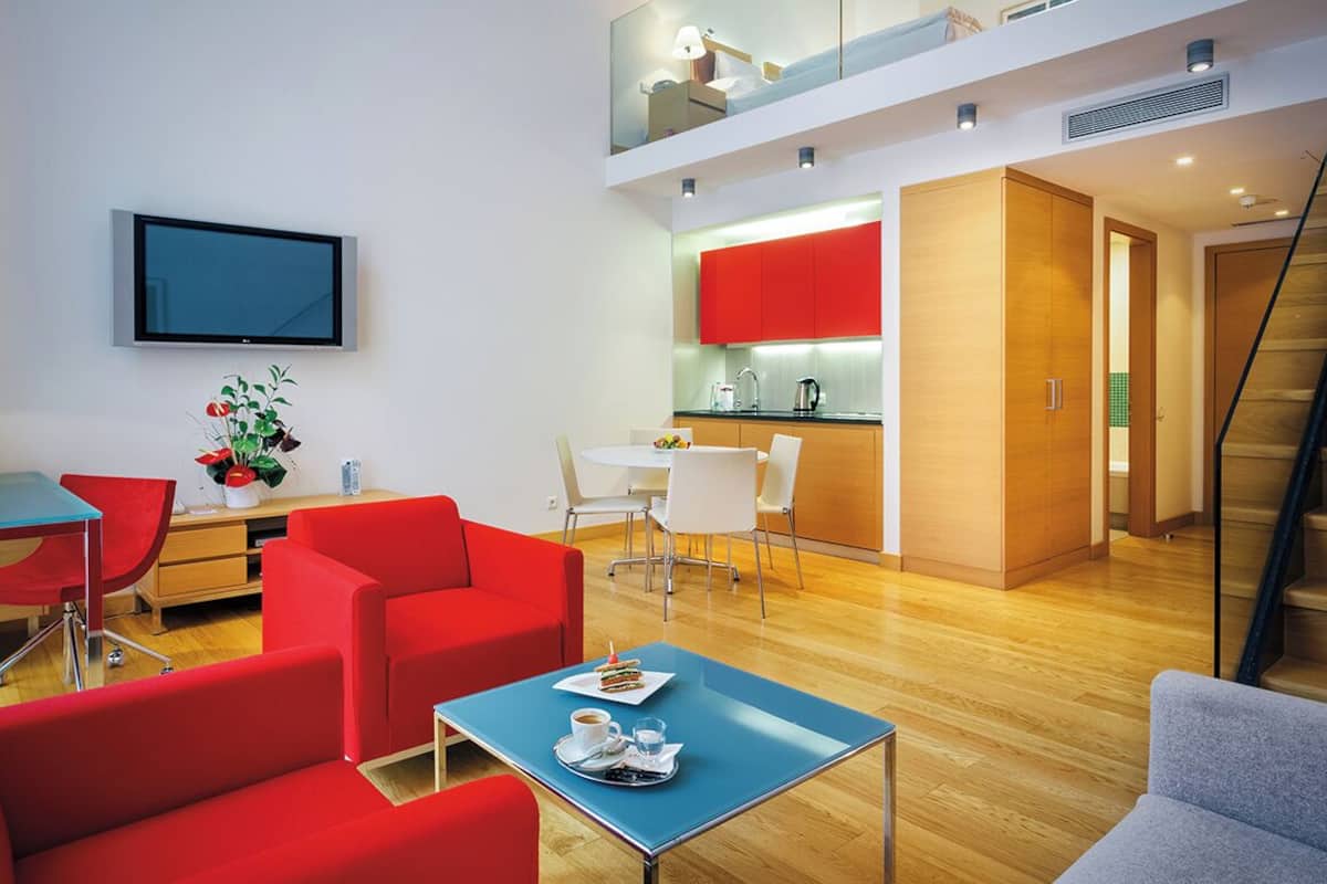 Toetasjesleilighet – deluxe | Oppholdsområde | En 50-centimeters LED-TV med Parabol-TV samt TV