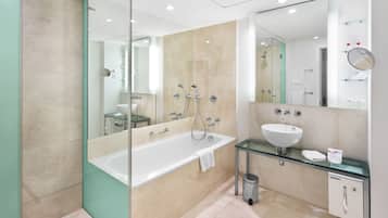 Bruser, hårtørrer, håndklæder, Sæbe