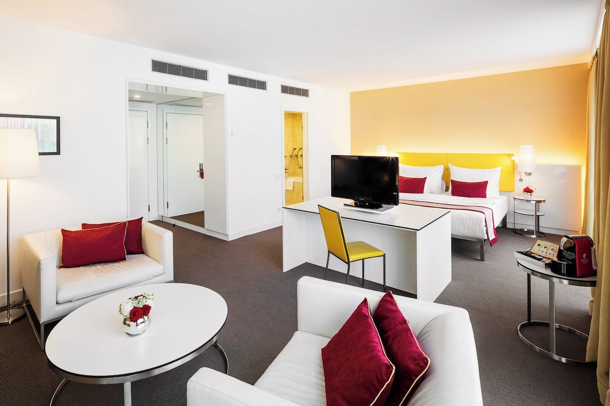 Studiosuite – junior | Allergitestet sengetøy, minibar, safe på rommet og skrivebord