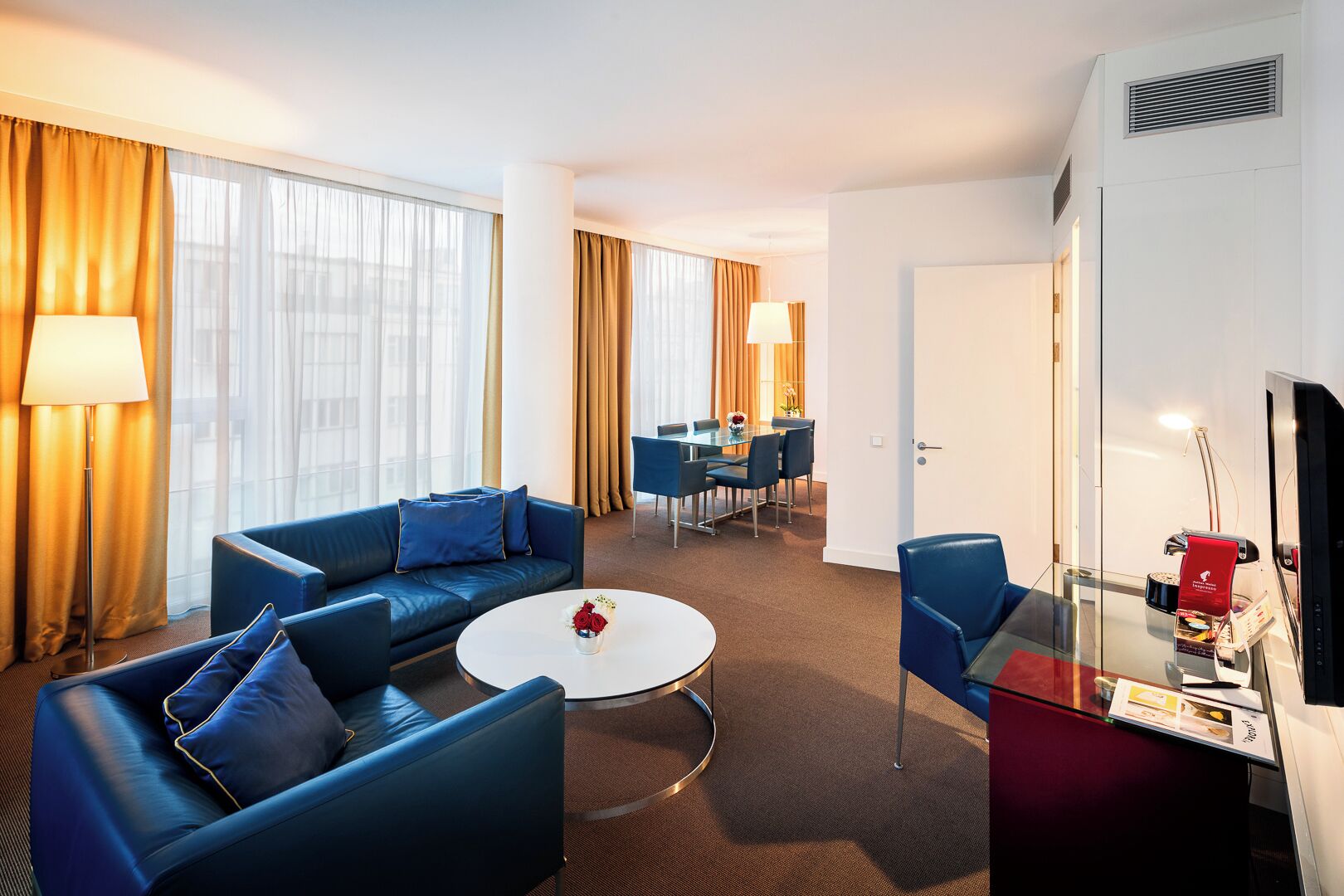 Suite – executive | Oppholdsområde | En 50-centimeters LED-TV med Parabol-TV samt TV