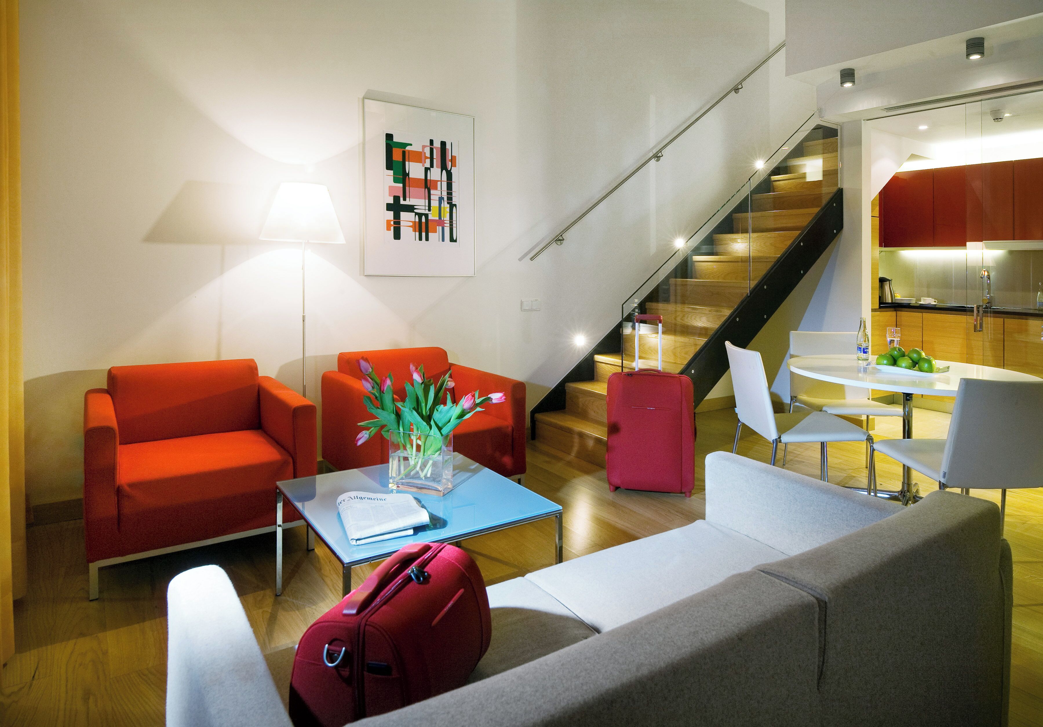 Toetasjesleilighet – deluxe | Oppholdsområde | En 50-centimeters LED-TV med Parabol-TV samt TV