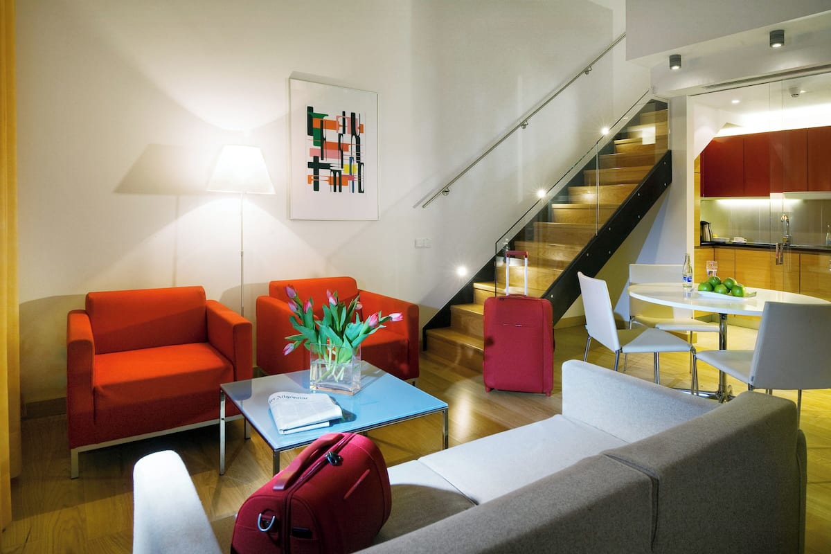 Toetasjesleilighet – deluxe | Oppholdsområde | En 50-centimeters LED-TV med Parabol-TV samt TV