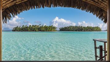 Svit - ovan vatten (view over Bora Bora) | Sängtillbehör av högsta kvalitet och gratis produkter i minibar