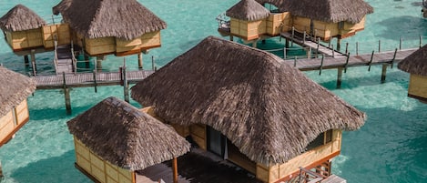 Suite, sur l'eau (view over Bora Bora) | Vue de la chambre
