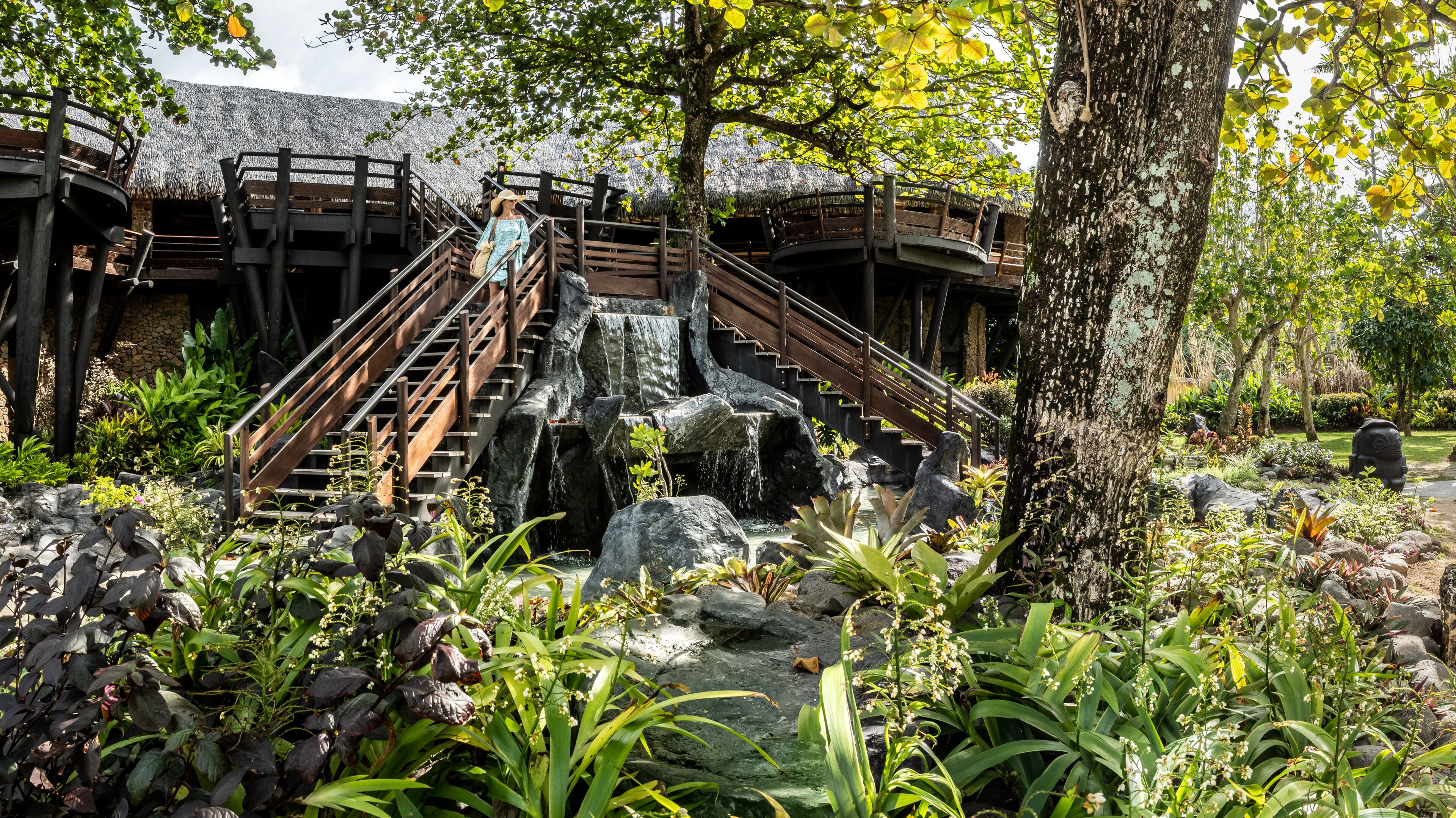 3 restaurants, breakfast, lunch, dinner served; french cuisine