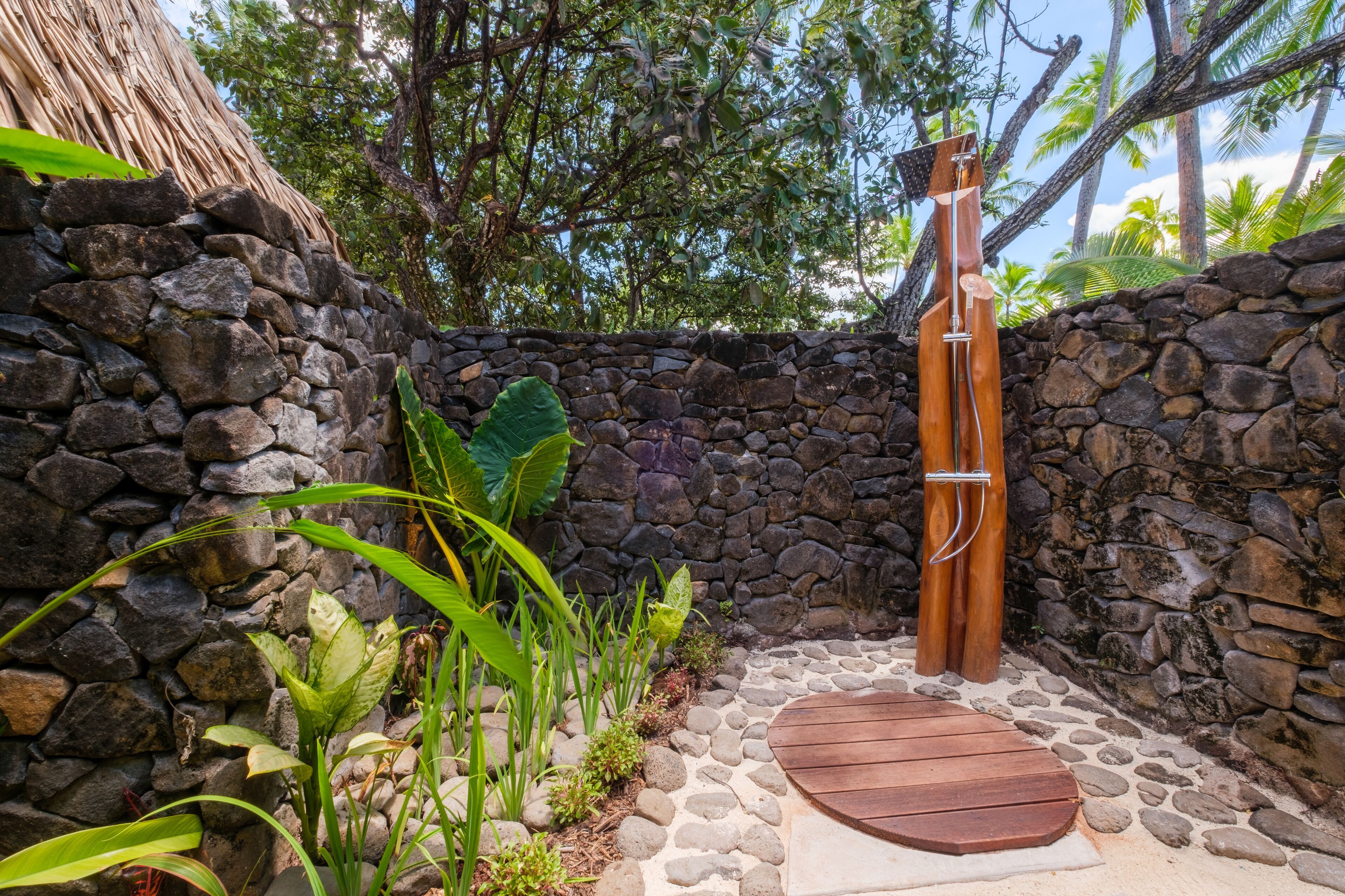 separate bathtub and shower, deep-soaking bathtub